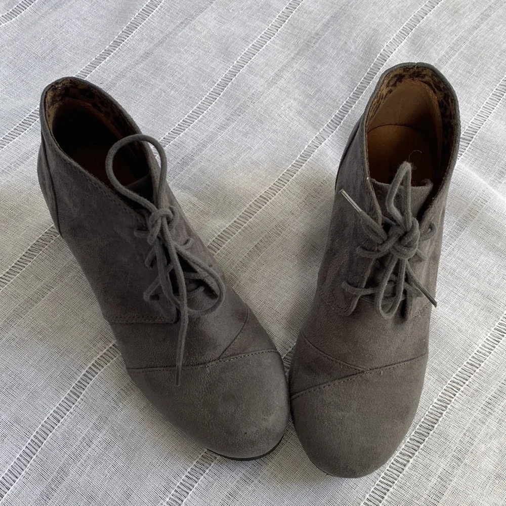Soda City soft gray Oxford laces booties.*
